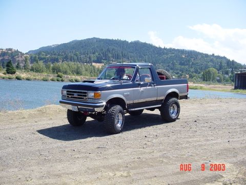 1989 Ford Bronco - I stopped in Hoodriver for some poser shots