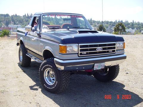 1989 Ford Bronco - This lifted 1989 Ford Bronco features a two-tone paint scheme and BFGoodrich Mud-Terrain T/A tires.