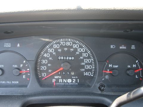 1991 Ford LTD Crown Victoria - The dashboard gauges of a 1991 Ford Crown Victoria LTD display mileage, fuel, temperature, and oil status.