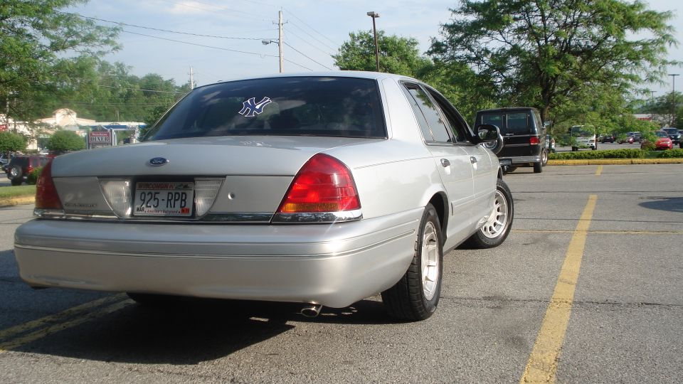 2000 Ford Crown Victoria rear view