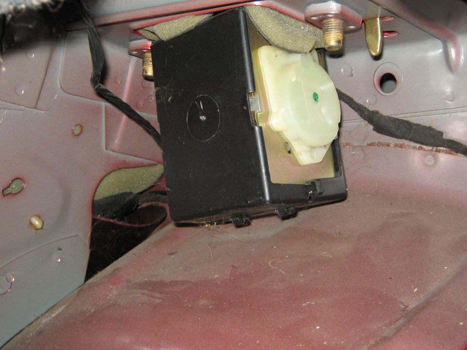 Seatbelt retractor mechanism mounted inside car body panel