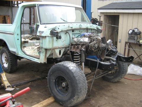 1978 Ford Bronco - bolting down the body