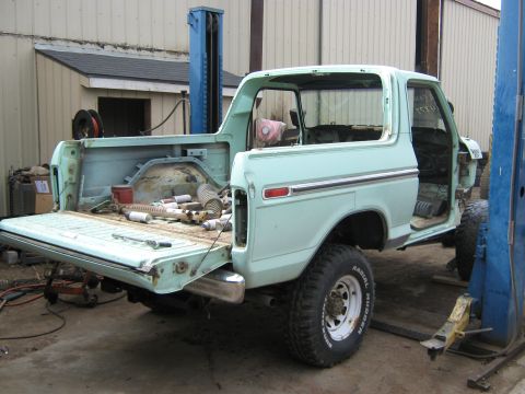 1978 Ford Bronco - bolting down the body
