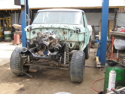 1978 Ford Bronco - bolting down the body