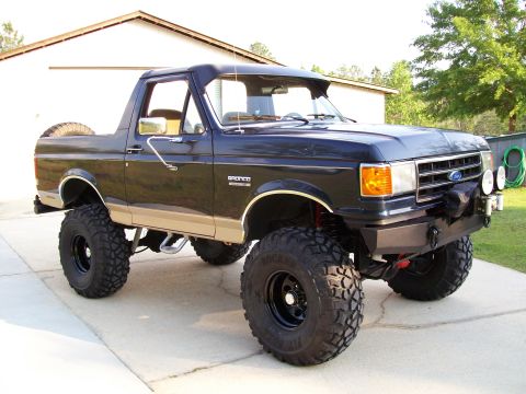 1990 Ford Bronco - This lifted 1990 Ford Bronco features a two-tone paint scheme and aggressive off-road tires.