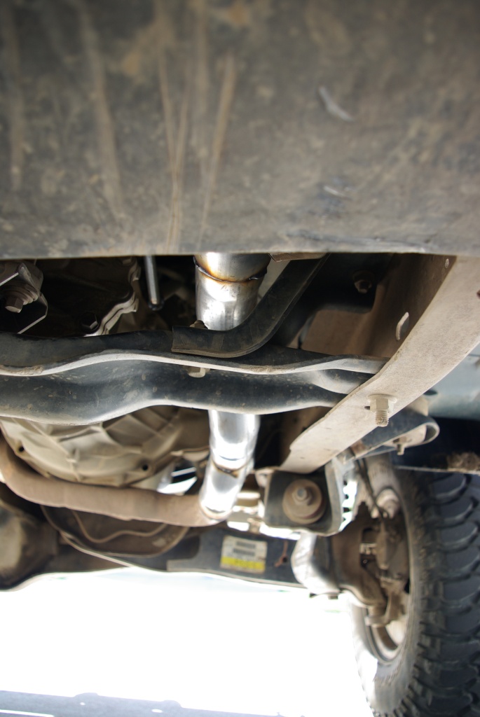 Underbody exhaust system with shiny pipes and leaf spring