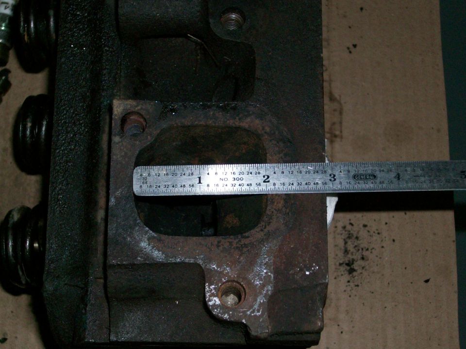 Engine cylinder head with a ruler measuring the exhaust port