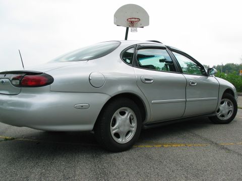 1997 Ford Taurus - cool court shot