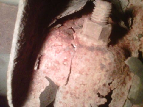 1995 Ford Bronco - Detail of heavily rusted metal components, including a bolt and nut, with a Supermotors.net watermark visible.
