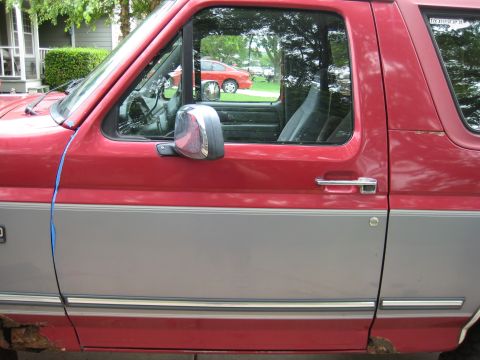 1995 Ford Bronco - This SUV has significant rust on the lower body panels and door sills.