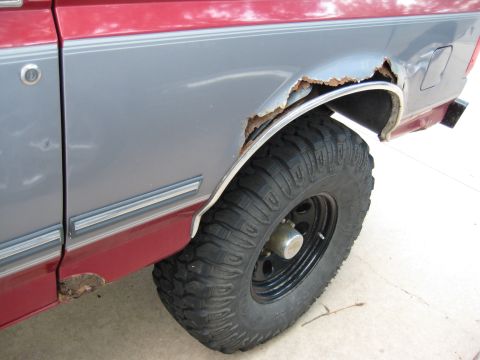 1995 Ford Bronco - Significant rust is visible on the rear fender of this two-tone truck, obscuring the wheel well.