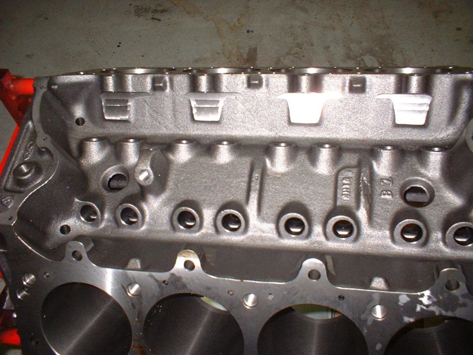 Gray engine block with visible cylinder bores and bolt holes. Text 'B2' is visible