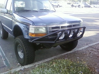 1986 Ford Bronco - This blue Ford Bronco appears to be from the early 1990s, not a 1986 model.