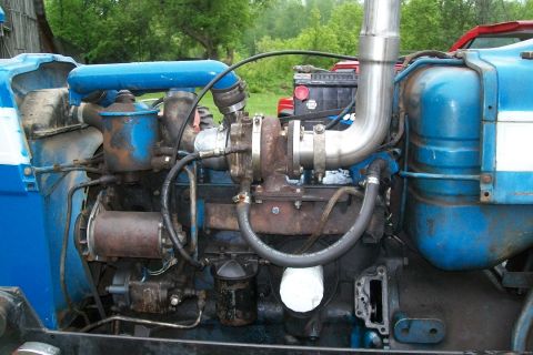 2000 Chevrolet Tahoe - Close-up of a blue tractor engine, showing the turbocharger and exhaust system.