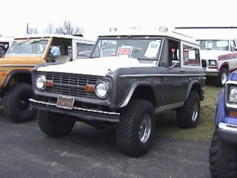 1995 Ford Bronco - This Ford Bronco has a grille style that indicates it is from the early 1970s, not a 1995 model.