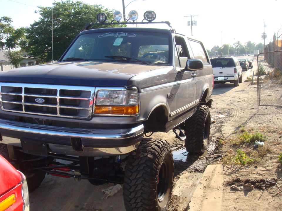 1992 Ford Bronco, 3q-front view, lifted with large tires