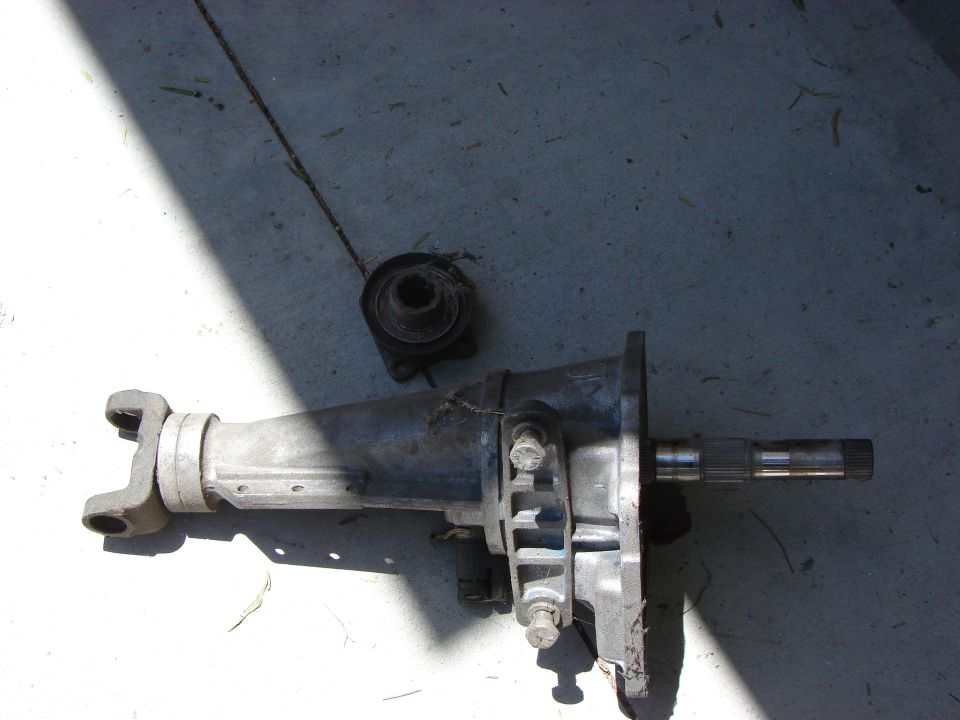 transfer case with driveshaft yoke and a separate bearing or mount