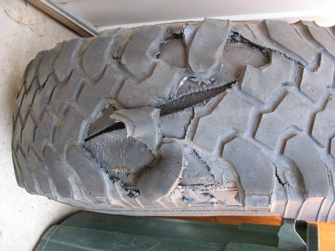 1995 Ford Bronco - Dry rot on drivers front tire.