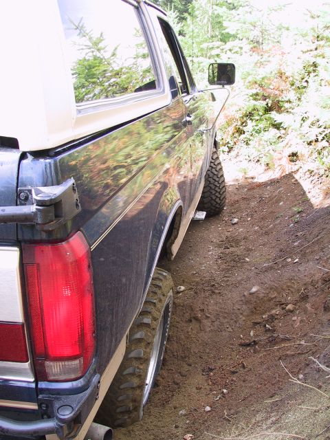 1991 Ford Bronco - OK, I guess you guys were right. I should probably put all of the bolts in my top. Check the gap!