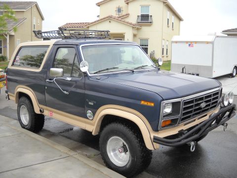 1986 Ford Bronco - This Ford Bronco has a custom bumper and roof rack. The grille suggests an early 1980s model year.