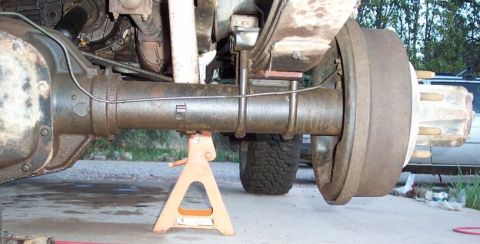 1990 Ford Bronco - Rear view of shock mounts, almost flush with axe tube