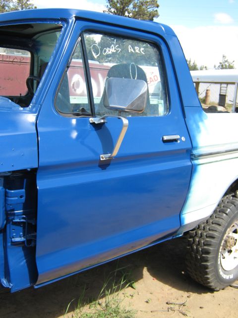 1978 Ford Bronco - door is back to together