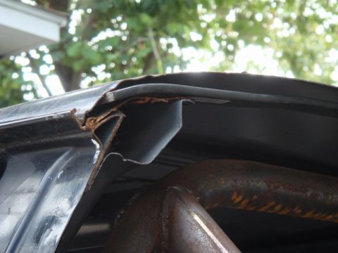 1989 Ford Escort - The roof seam of a vehicle shows significant rust and damage, indicating wear and tear.