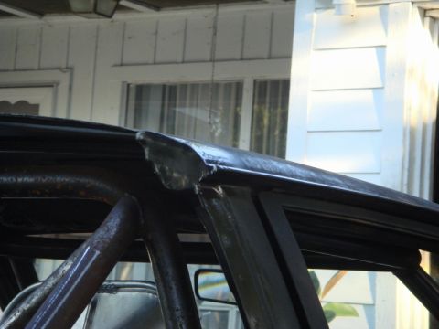 1989 Ford Escort - The interior of a vehicle shows a prominent roll cage structure, with a watermark in the lower right corner.