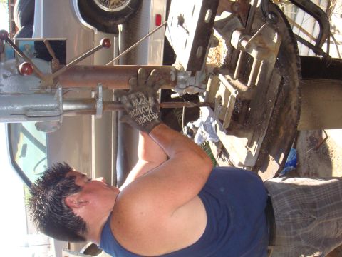 1992 Ford Bronco - A person is shown working on a vehicle's axle, with the Supermotors logo visible in the lower right corner.
