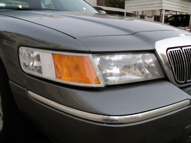 Gray 2001 Mercury Grand Marquis front corner with chrome grille and orange turn signal