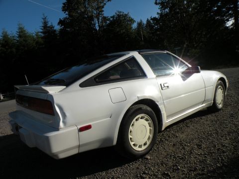1989 Nissan 300ZX - White 1989 Nissan 300ZX coupe with a dent on the rear quarter panel, parked outdoors.