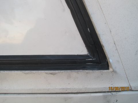 1989 Ford Bronco - Detail of a window seal on a white vehicle, timestamped 15/06/2010.