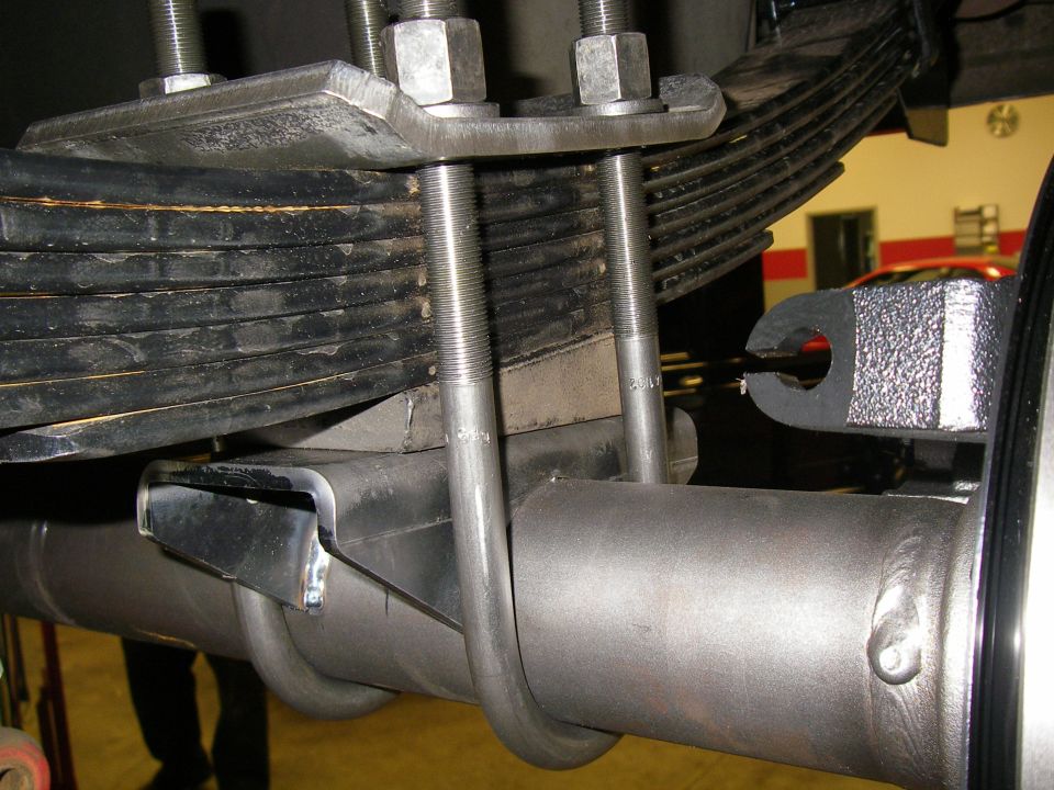 Leaf spring assembly with U-bolts attached to a differential housing