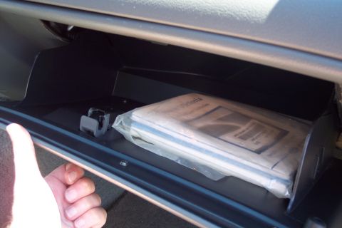 2001 Ford Crown Victoria - Owner's manual for a Ford Crown Victoria is stored in the glove compartment.