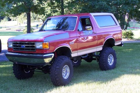 1990 Ford Bronco - This lifted 1990 Ford Bronco is equipped with large off-road tires and a two-tone paint scheme.