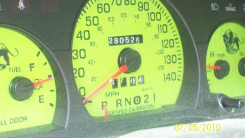2004 Ford Crown Victoria - The dashboard gauges display an odometer reading of 280526 and indicate fuel and temperature levels.