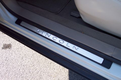 2001 Ford Crown Victoria - The door sill plate clearly reads "LINCOLN", contradicting the registry's claim of a Ford Crown Victoria.
