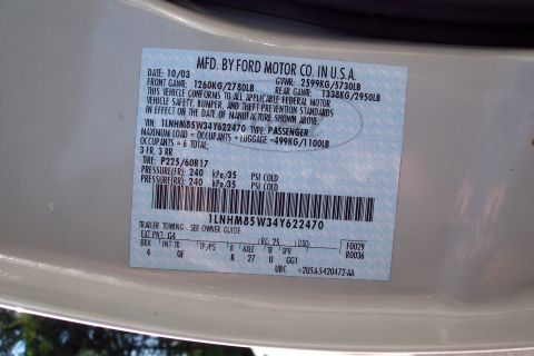 2001 Ford Crown Victoria - Door sticker shows manufacturing date of 10/03 and VIN 1LNHM85W34Y622470.