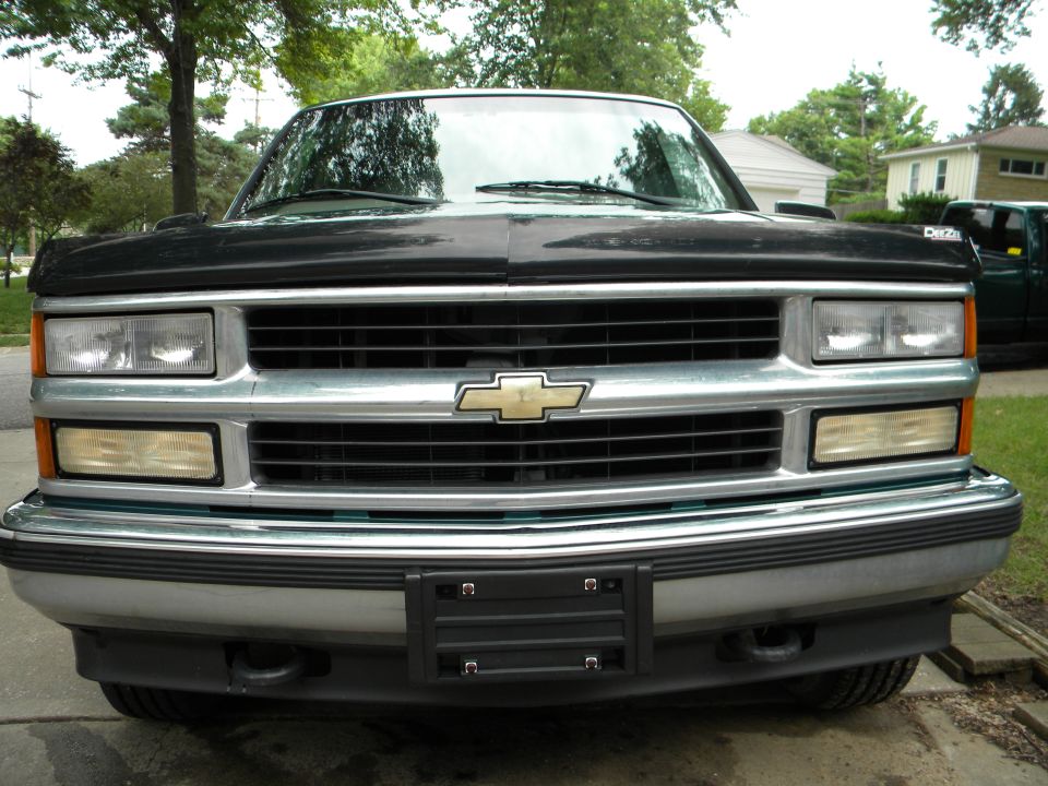 Black 1999 Chevrolet Suburban front grille with chrome accents