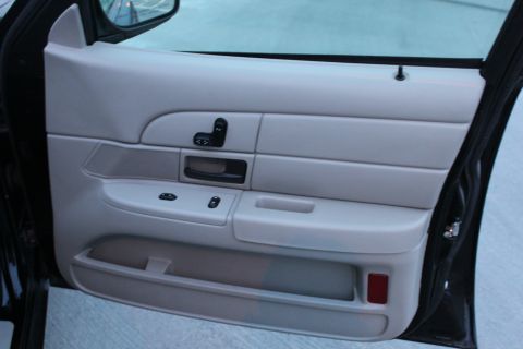 2007 Ford Crown Victoria - Interior view of a 2007 Ford Crown Victoria's front door panel.