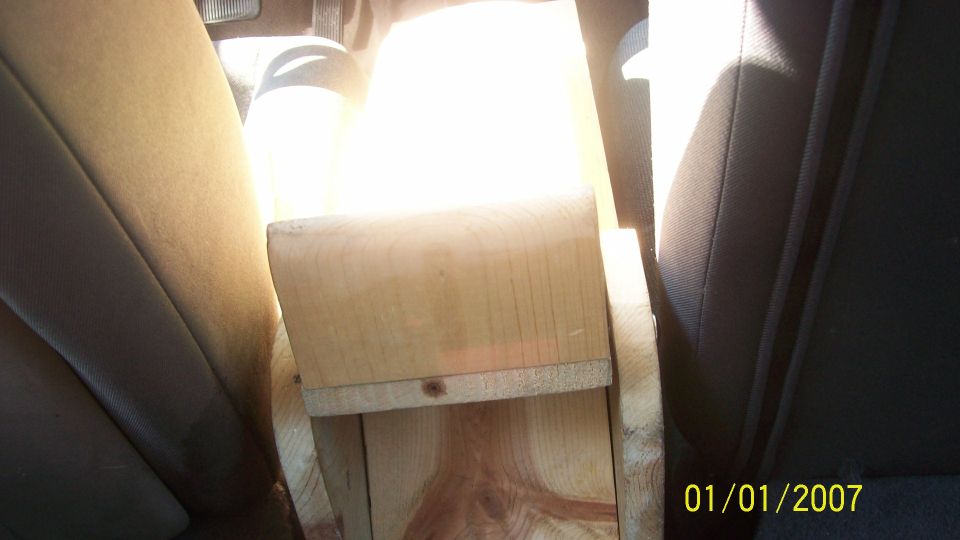 Wooden console box placed between car seats. Supermotors.net watermark visible