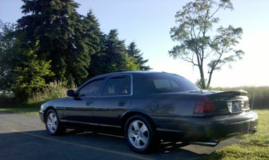 2004 Ford Crown Victoria photo