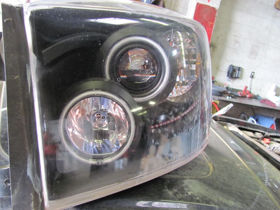 Black headlight assembly with projector and fog light