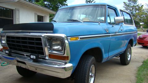 1978 Ford Bronco - A blue 1978 Ford Bronco is parked in a driveway next to a red car.
