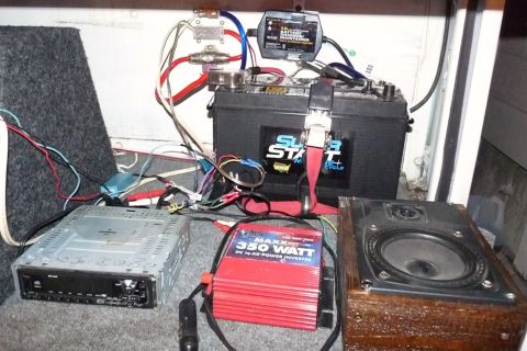 2006 Ford E350 - This setup includes a battery, a 350-watt power inverter, a stereo, and a speaker, all wired together.