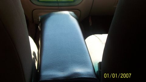 2004 Ford Crown Victoria - The center console of a vehicle is visible, with text from a website in the lower right corner.