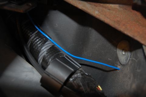 1994 Ford Bronco - Trans temp signal wire entering cab.