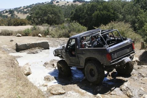 1989 Ford Bronco - Modified 1989 Ford Bronco navigates a rocky, wet off-road course.