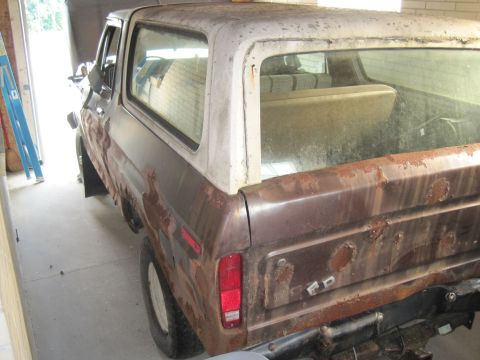 1979 Ford Bronco - This 1978 Ford Bronco shows significant rust damage on its body panels and tailgate.