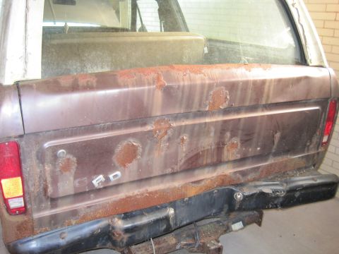 1979 Ford Bronco - The tailgate of a 1979 Ford Bronco shows extensive rust damage.